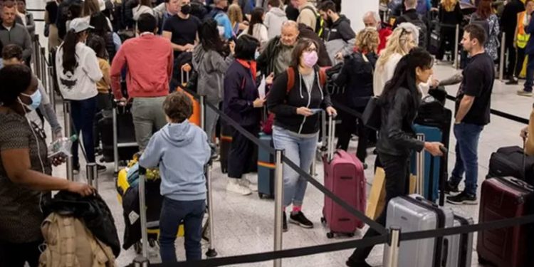 Londra Gatwick Havalimanı yeterli çalışan olmadığı için yazın uçuş sayısını azaltacak