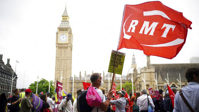 Londra'da binlerce protestocu hayat pahalılığına karşı maaşlara zam istedi