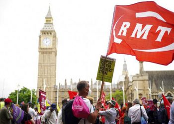 Londra'da binlerce protestocu hayat pahalılığına karşı maaşlara zam istedi