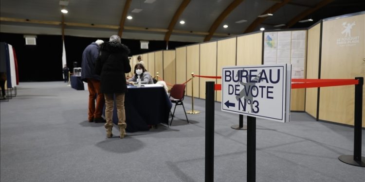 Macron'un ittifakı ve sol arasında salt çoğunluk rekabeti:  Fransa'da genel seçimin ikinci turu pazar günü yapılacak