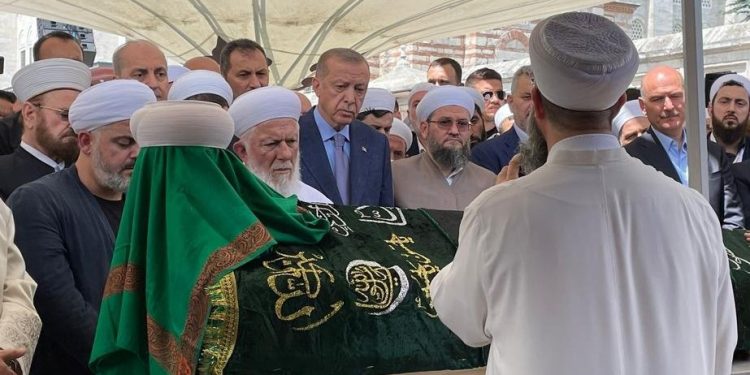 Mahmut Ustaosmanoğlu toprağa verildi, cemaatin yeni lideri Hasan Kılıç oldu