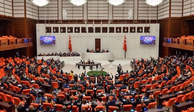 Meclis Başkanvekilinden CHP'li vekilin sözünü kesen AKP'li Akbaşoğlu'na: Otur yerine, terbiyesizlik yapma