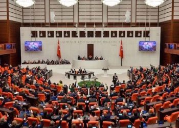 Meclis Başkanvekilinden CHP'li vekilin sözünü kesen AKP'li Akbaşoğlu'na: Otur yerine, terbiyesizlik yapma