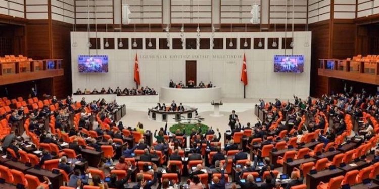 Meclis Başkanvekilinden CHP'li vekilin sözünü kesen AKP'li Akbaşoğlu'na: Otur yerine, terbiyesizlik yapma