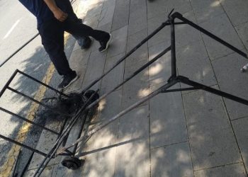 Meclis önünde boğazına bıçak dayadı, çekçekini yaktı: 7/24 bu devlete haraç veriyoruz