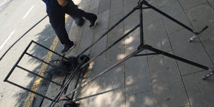 Meclis önünde boğazına bıçak dayadı, çekçekini yaktı: 7/24 bu devlete haraç veriyoruz