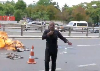 Meclis’e karşı boğazına bıçak dayayan işçi: Zamlar yetti artık