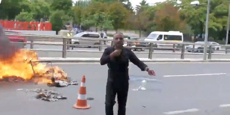 Meclis’e karşı boğazına bıçak dayayan işçi: Zamlar yetti artık