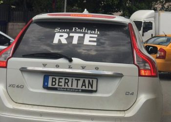 Meclis’te ‘Son Padişah RTE’ yazılı araç