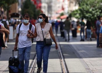 Mehmet Ceyhan ve Esin Davutoğlu Şenol uyardı: Kısıtlamanın kaldırılmasının ardından koronavirüs vakaları arttı