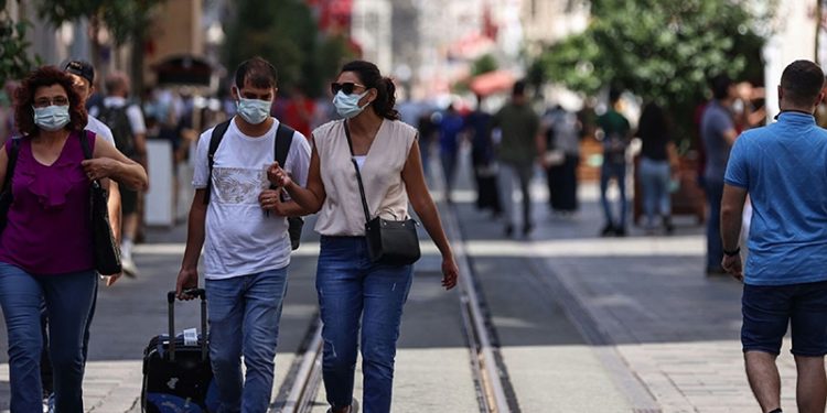 Mehmet Ceyhan ve Esin Davutoğlu Şenol uyardı: Kısıtlamanın kaldırılmasının ardından koronavirüs vakaları arttı