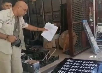 Mersin’de esnaf isyan etti: ‘Bu kasayı Erdoğan’a fırlatıyorum’