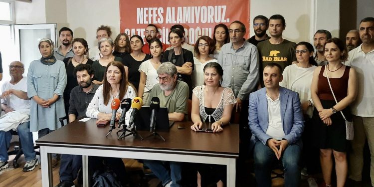 Meslek örgütlerinden gözaltılara ortak tepki: Gazetecilik boğulmak isteniyor