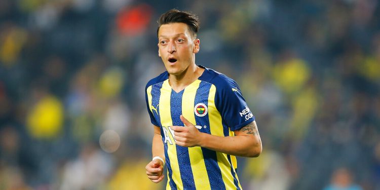 Mesut Özil'in menajerinden Fenerbahçe açıklaması