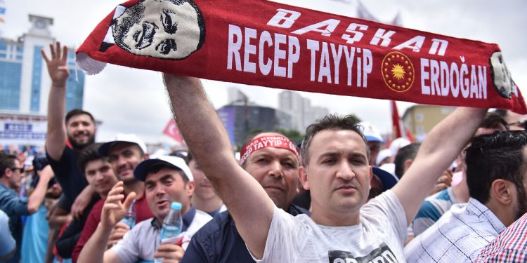 MetroPoll: Her 3 AKP’liden biri otoriter ülkede yaşamak istiyor