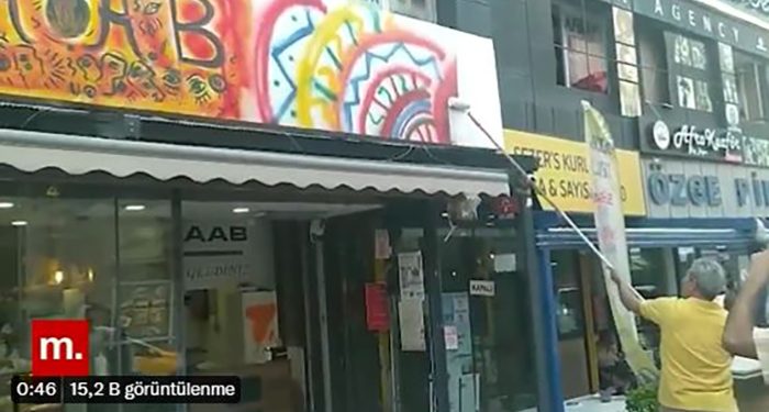 Milletvekiline ‘lan’ diye hitap eden polis, ‘renkleri rahatsız edici’ diyerek tabelayı beyaza boyattı!