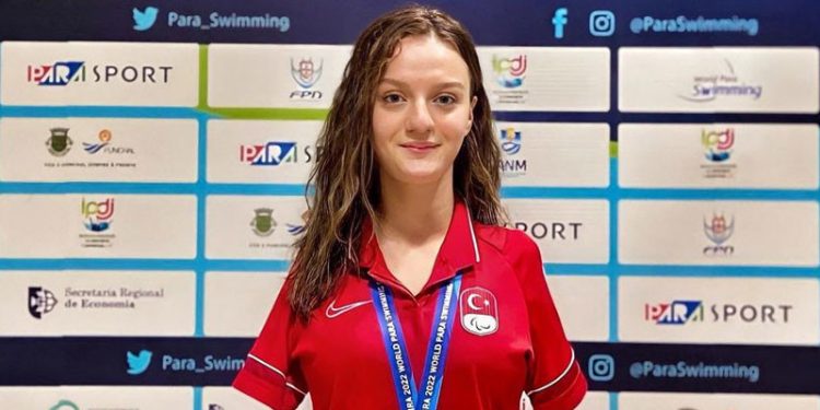 Milli yüzücü Sümeyye Boyacı, Portekiz'de düzenlenen Para Yüzme Dünya Şampiyonası'nda dünya şampiyonu oldu