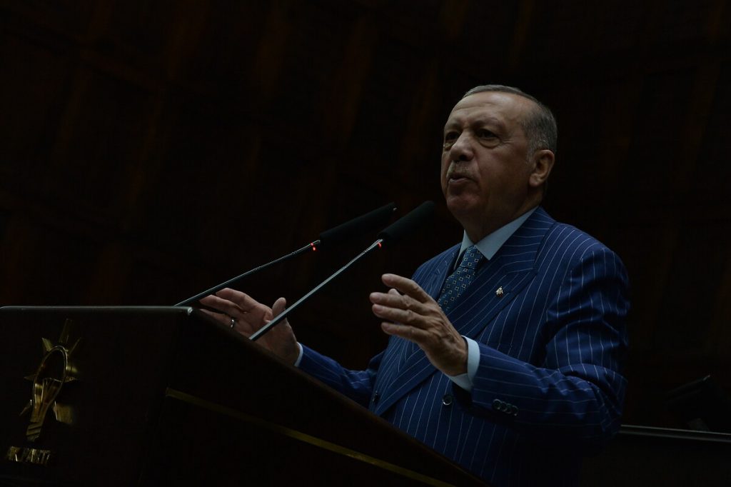 Muhalefet, Erdoğan’ın komplo teorilerini yıkmadan onu yenemez