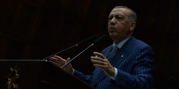 Muhalefet, Erdoğan’ın komplo teorilerini yıkmadan onu yenemez