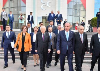 Muharrem İnce, Bahçeli’yi ziyaret ederek ‘tarım’ raporunu sundu