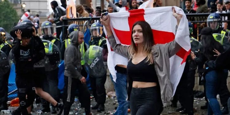 Münih'te Nazi selamı veren İngiliz taraftarlar tutuklandı