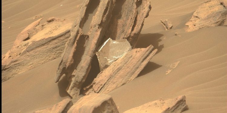 NASA’nın uzay aracı Mars’ın yüzeyinde çöp tespit etti