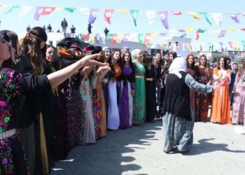 Newroz’da sarı, kırmızı ve yeşil şal sallayan kadına 10 ay hapis