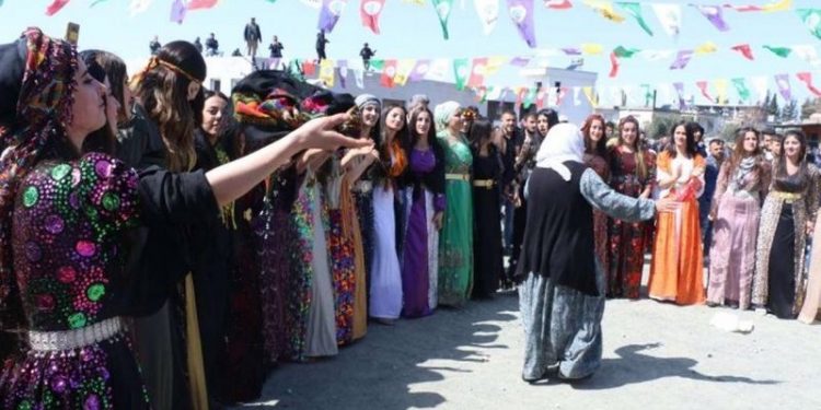 Newroz’da sarı, kırmızı ve yeşil şal sallayan kadına 10 ay hapis