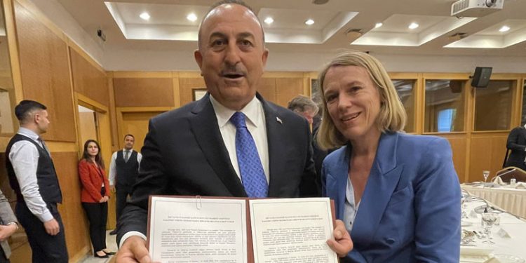 Norveç Dışişleri Bakanı Huitfeldt, Türkiye’nin yıl sonuna kadar Norveçlileri pasaport yerine kimlikle alacağını açıkladı