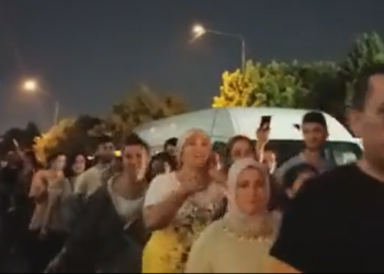 Okmeydanı'nda yurttaşlar kentsel dönüşüm zorbalığına karşı yürüyüşe geçti, AKP'li belediye başkanını istifaya çağırdı