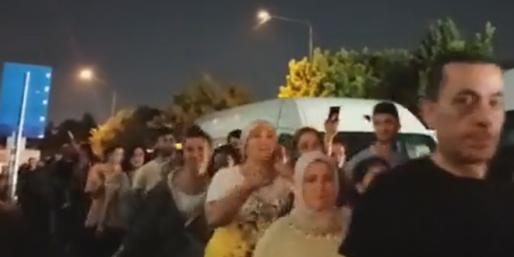 Okmeydanı'nda yurttaşlar kentsel dönüşüm zorbalığına karşı yürüyüşe geçti, AKP'li belediye başkanını istifaya çağırdı