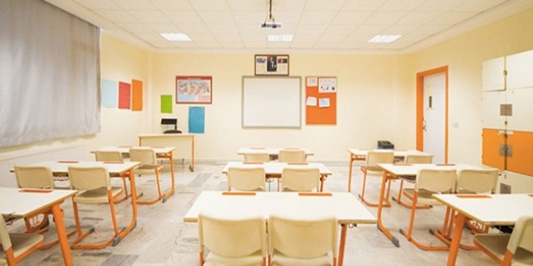 Okul müdüründen öğretmene 'kıyafet' tehdidi: Böyle giyinemezsiniz