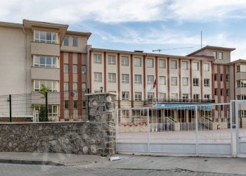 Okul yönetimi kız ve erkek öğrencilerin hem sınıflarını hem katlarını ayırdı