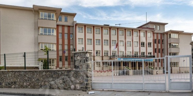 Okul yönetimi kız ve erkek öğrencilerin hem sınıflarını hem katlarını ayırdı