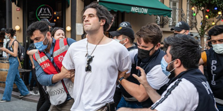 Onur yürüyüşlerine saldırı bilançosu: 34’ü çocuk, en az 526 kişi gözaltına alındı