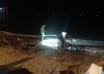 Oğlunu bıçaklayan kişiyi tabancayla vurarak öldürdü