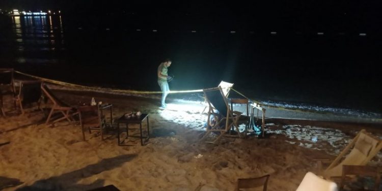 Oğlunu bıçaklayan kişiyi tabancayla vurarak öldürdü