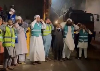 Pakistan'da yangını 'kolektif şekilde ezan okuyarak' söndürmeye çalıştılar: İşe yaramadı