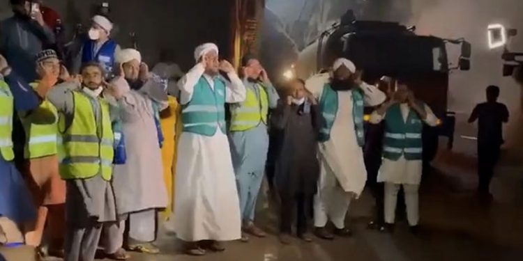 Pakistan'da yangını 'kolektif şekilde ezan okuyarak' söndürmeye çalıştılar: İşe yaramadı