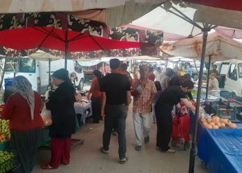 Pazar esnafı: Hem az aldığı görünmesin hem de alamayanların canı istemesin diye siyah poşete koymamız isteniyor