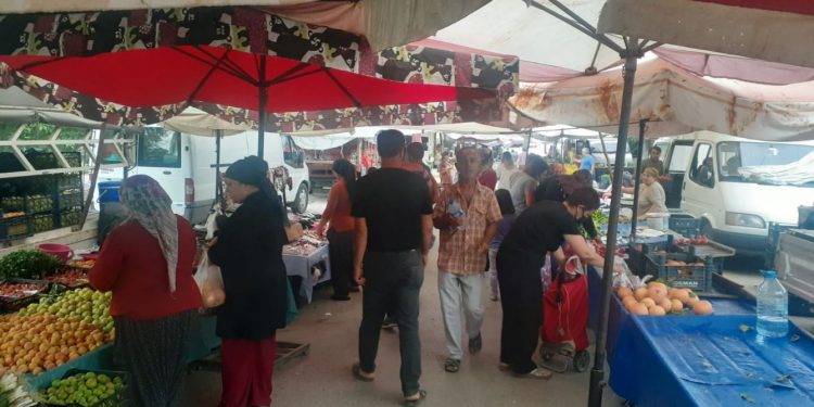 Pazar esnafı: Hem az aldığı görünmesin hem de alamayanların canı istemesin diye siyah poşete koymamız isteniyor