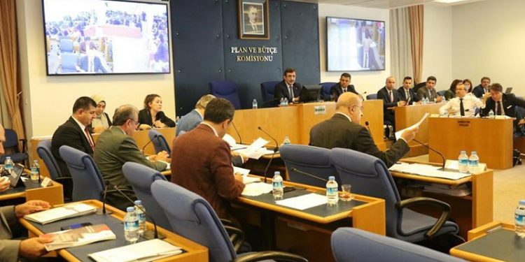 Plan ve Bütçe Komisyonu'nda STK temsilcilerinin konuşmasına sınır getirilmesi tartışma yarattı