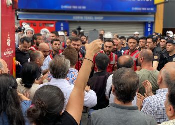 Polis zoruyla elektrik-su kesilirken, mahkemeden ‘yürütmeyi durdurma’ kararı çıktı