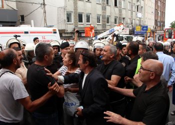Polis zoruyla ‘kentsel dönüşüm’: Elektrik-su kesildi, mahalleli direniyor
