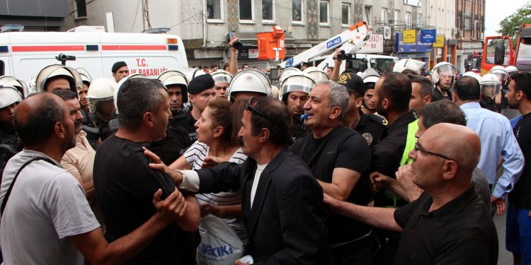 Polis zoruyla ‘kentsel dönüşüm’: Elektrik-su kesildi, mahalleli direniyor