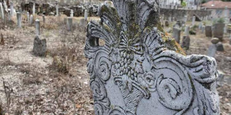 Prof. Dr. Beksaç: Osmanlı'dan kalma mezar taşları yok olma riski taşıyor