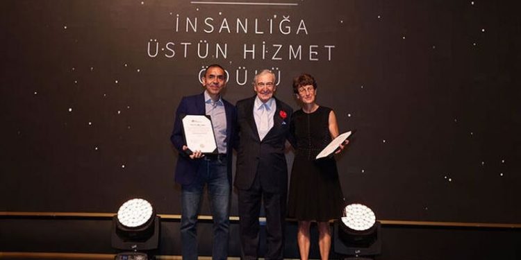 Prof. Dr. Özlem Türeci ve Prof. Dr. Uğur Şahin'e 'İnsanlığa Üstün Hizmet' ödülü