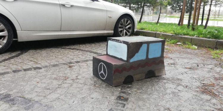 Rektörün lüks araç kiralamasını protesto eden öğrenciye uzaklaştırma cezası