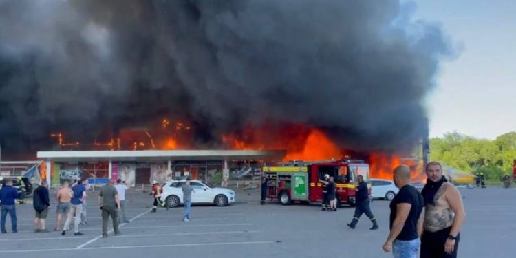 Rus füzesi AVM'yi vurdu: Ölü ve yaralılar var