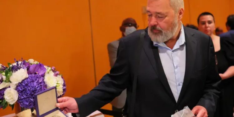 Rus gazeteci Muratov'un Nobel Barış Ödülü, 103.5 milyon dolara alıcı buldu